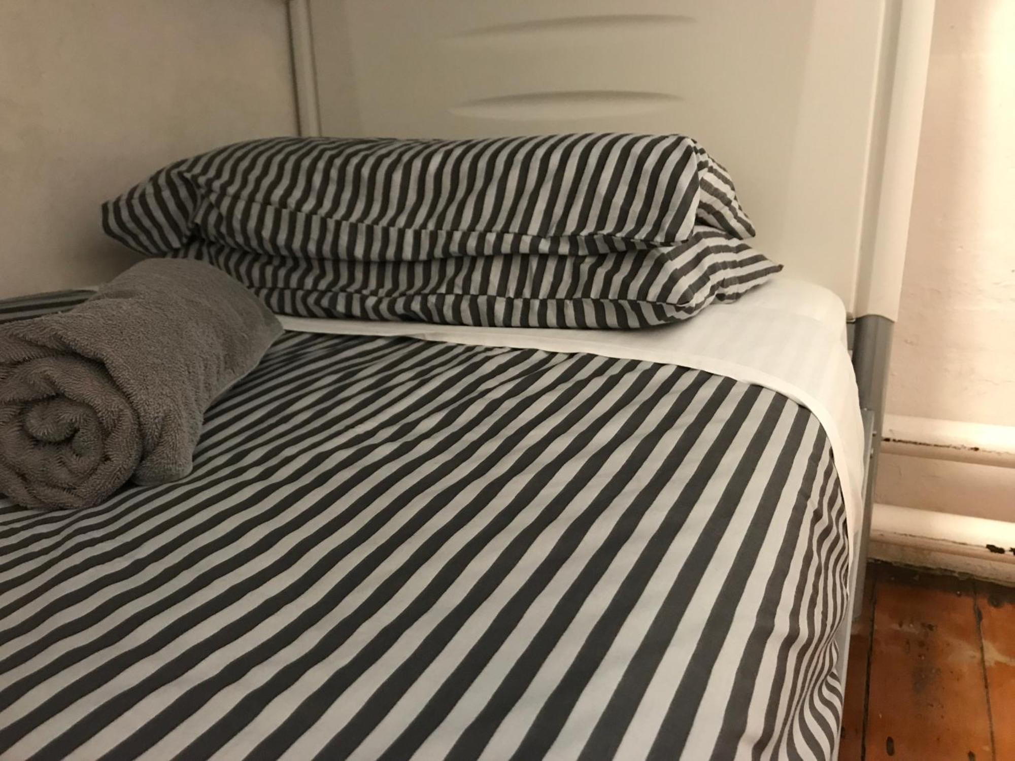Single Bed 10-Bed Mixed Dormitory Room